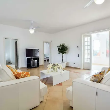 Fumarola Sleeps 8 Pool Air Con Wifi *
